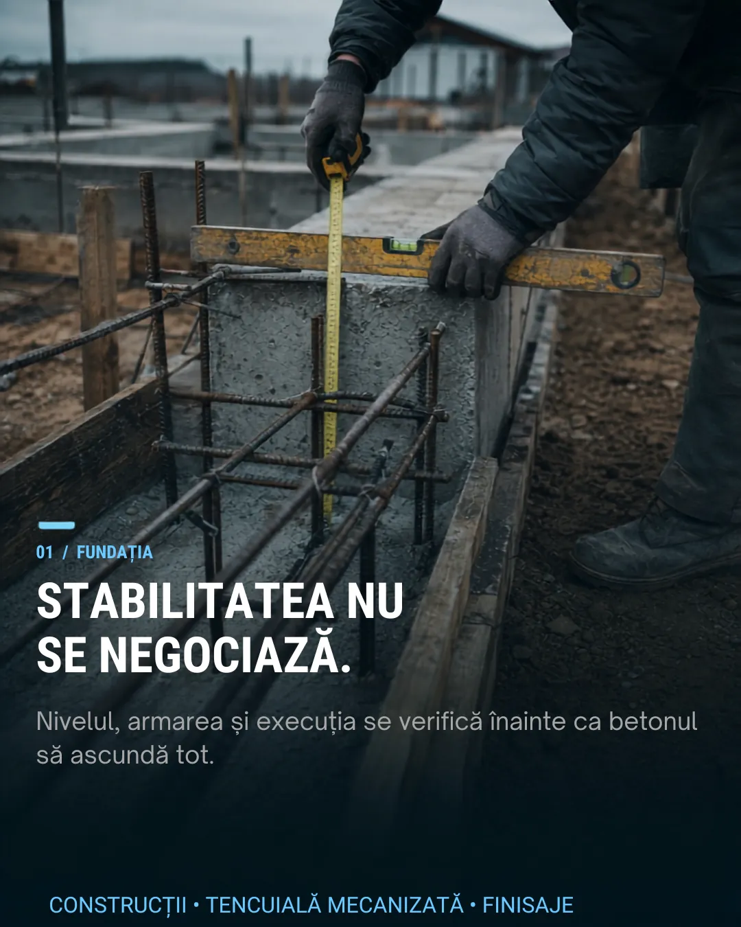 Slide 01, Fundația: „Stabilitatea nu se negociază.” peste un muncitor care măsoară cu nivela.